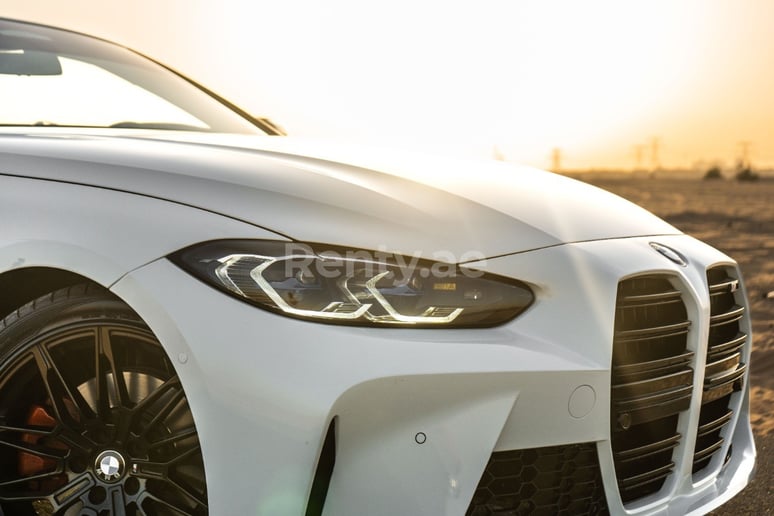 2021 BMW 430i M4 bodykit upgraded exhaust system (Wit), 2021 te huur in Dubai