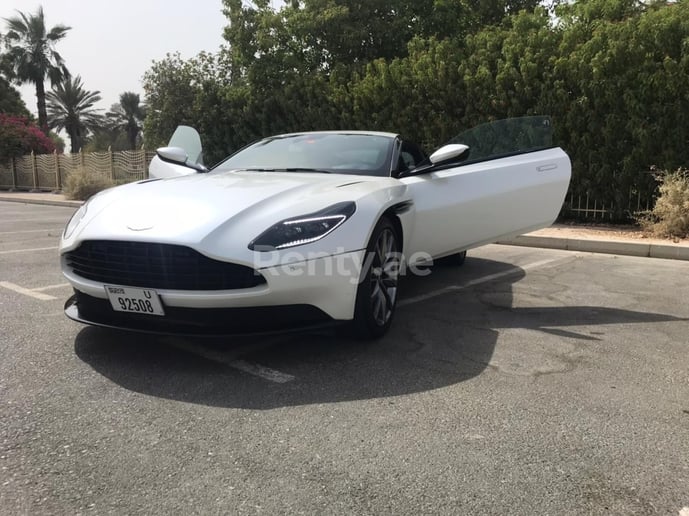 Aston Martin DB11 (Wit), 2018 te huur in Dubai