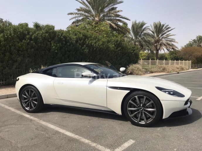 Aston Martin DB11 (Wit), 2018 te huur in Dubai