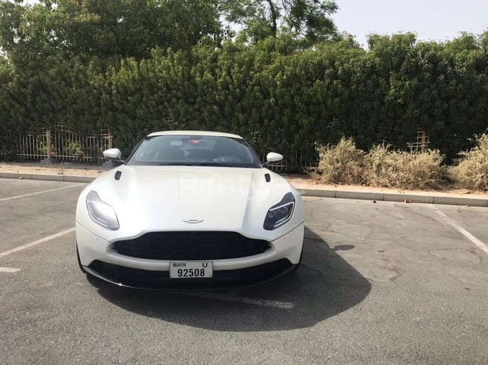 Aston Martin DB11 (Wit), 2018 te huur in Dubai