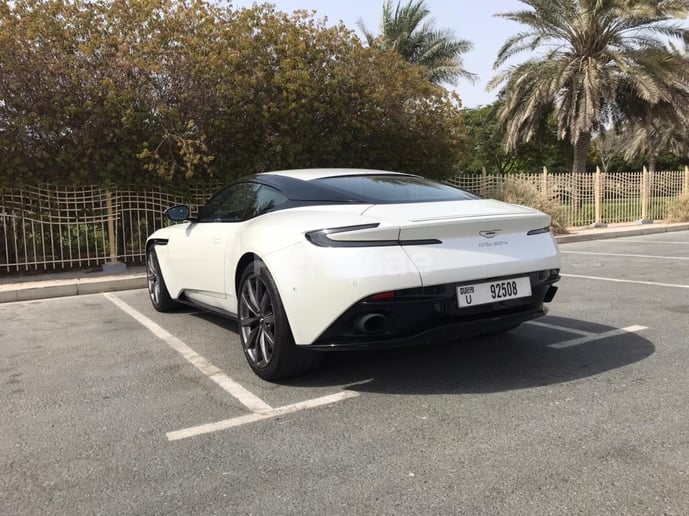 Aston Martin DB11 (Wit), 2018 te huur in Dubai