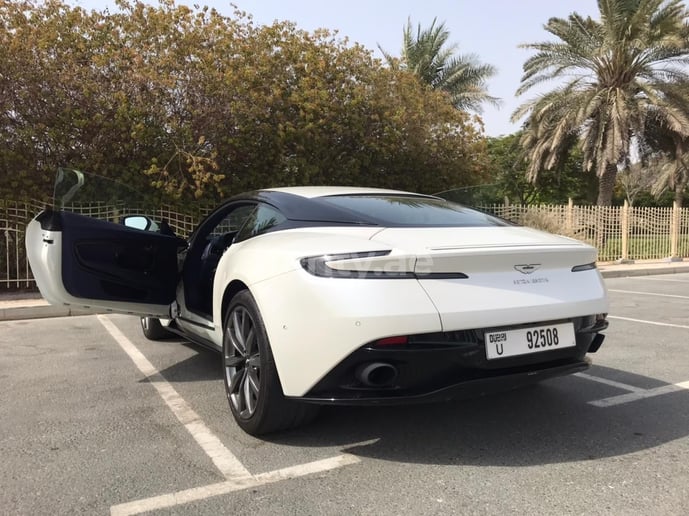Aston Martin DB11 (Wit), 2018 te huur in Dubai