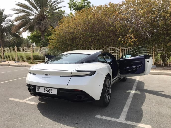 Aston Martin DB11 (Wit), 2018 te huur in Dubai