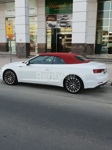 Audi A5 convertible (Wei&szlig;), 2019  zur Miete in Dubai
