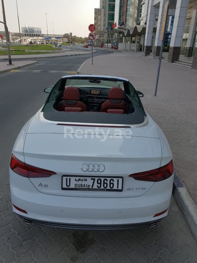 Audi A5 convertible (Wei&szlig;), 2019  zur Miete in Dubai