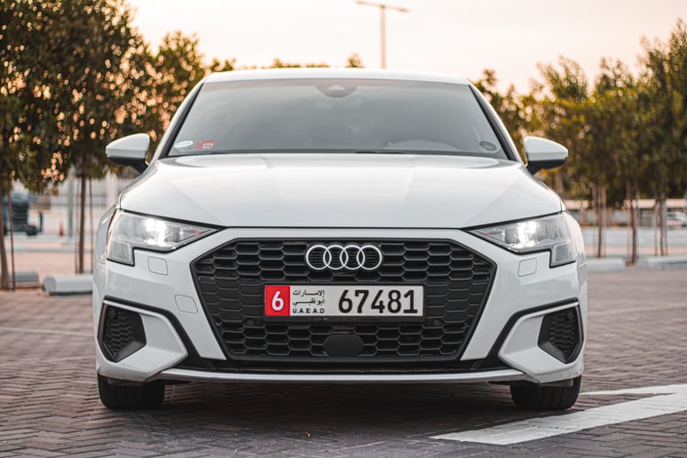 Abu Dabi'de kiralık Audi A3 (Beyaz), 2021