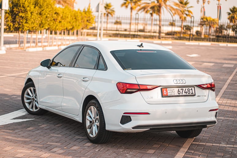 Abu Dabi'de kiralık Audi A3 (Beyaz), 2021