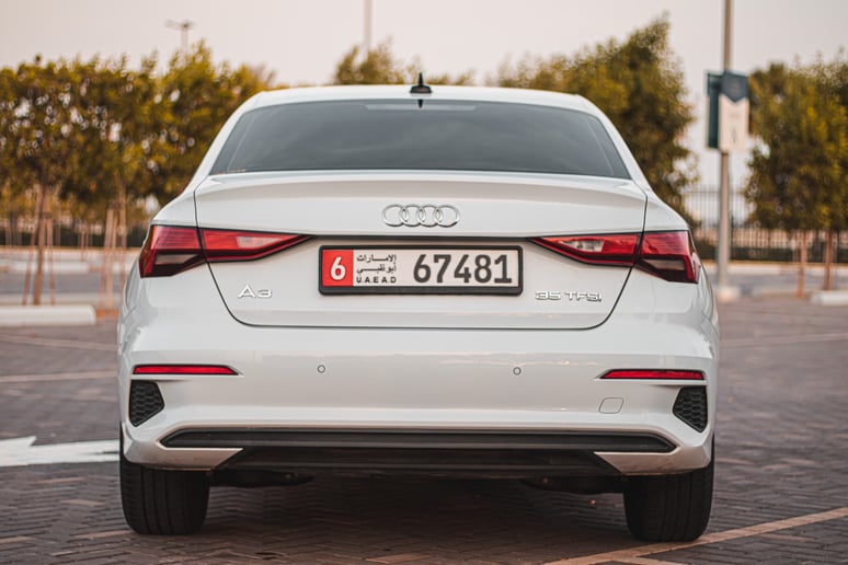 Abu Dabi'de kiralık Audi A3 (Beyaz), 2021