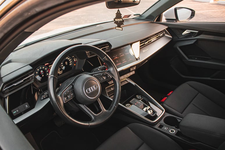 Abu Dabi'de kiralık Audi A3 (Beyaz), 2021
