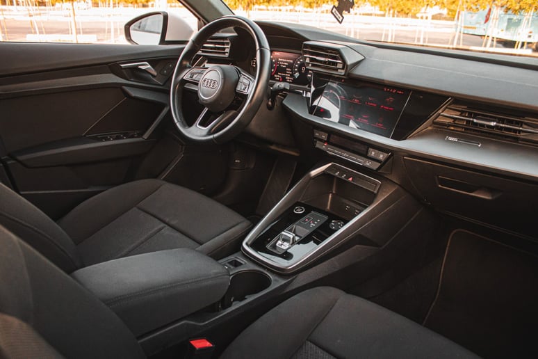 Abu Dabi'de kiralık Audi A3 (Beyaz), 2021