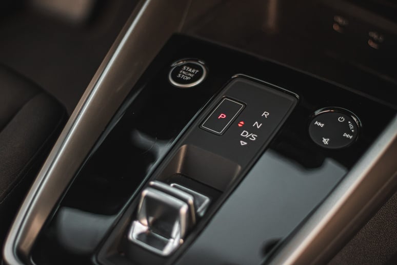 Abu Dabi'de kiralık Audi A3 (Beyaz), 2021