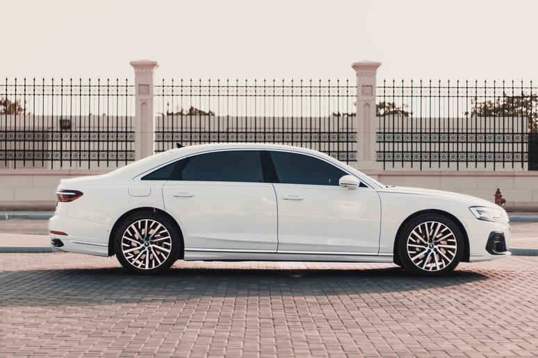 Audi A8 (Blanc), 2022 &agrave; louer &agrave; Abu Dhabi