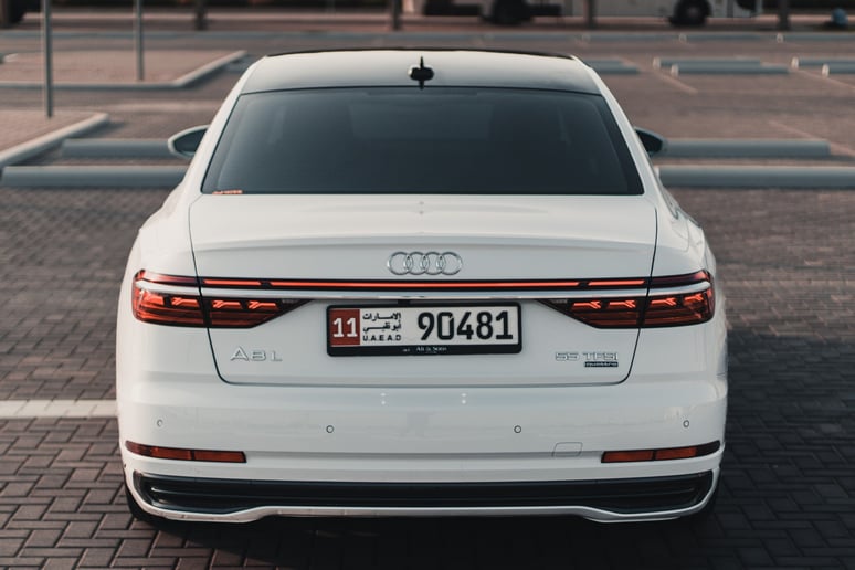 Audi A8 (Blanc), 2022 &agrave; louer &agrave; Abu Dhabi