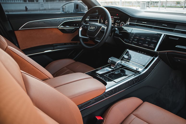 Audi A8 (Blanc), 2022 &agrave; louer &agrave; Abu Dhabi
