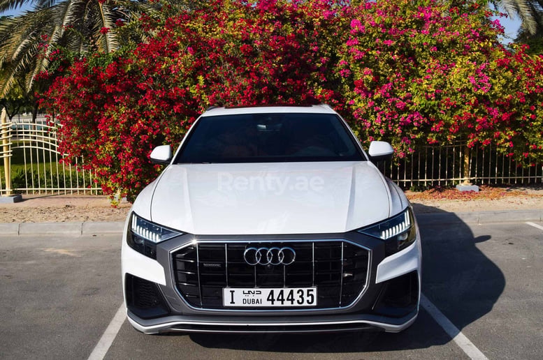 Audi Q8 (Wit), 2019 te huur in Dubai