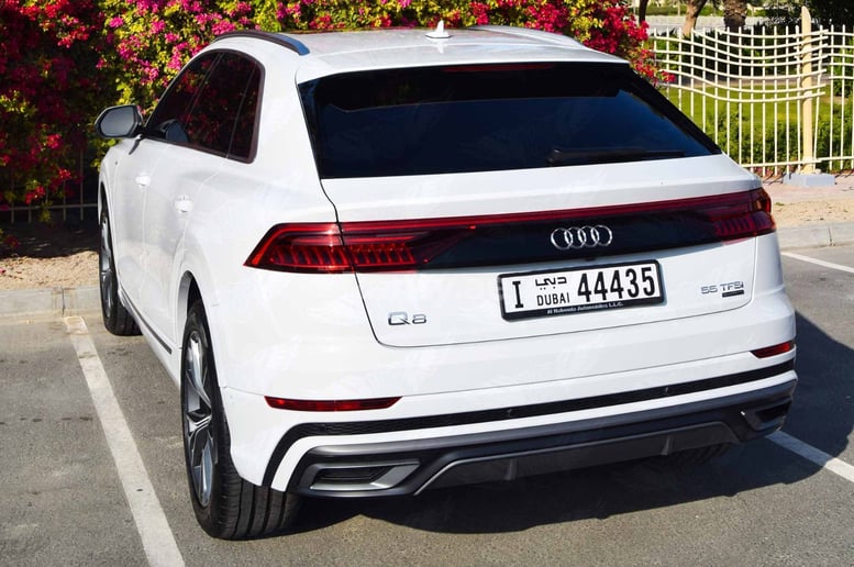 Audi Q8 (Wit), 2019 te huur in Dubai
