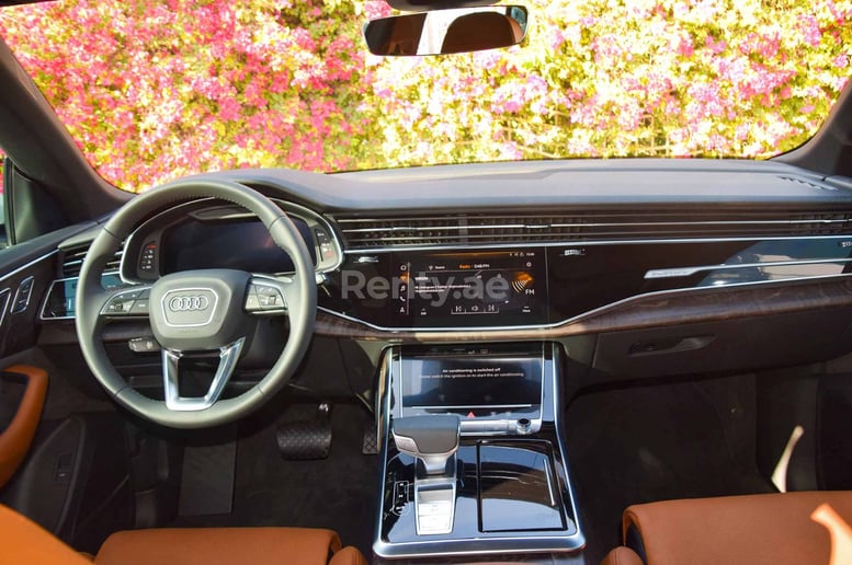 Audi Q8 (Wit), 2019 te huur in Dubai