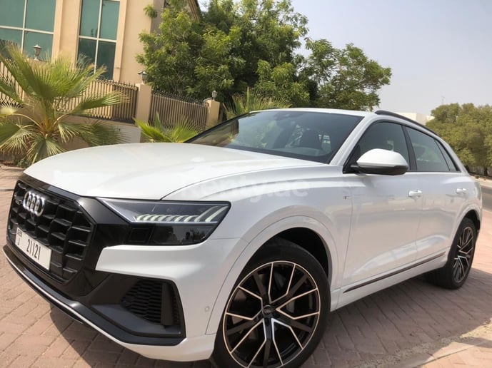 Audi Q8 (Blanco), 2020 para alquiler en Dub&aacute;i