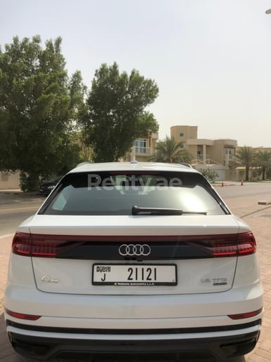 Audi Q8 (Blanco), 2020 para alquiler en Dub&aacute;i