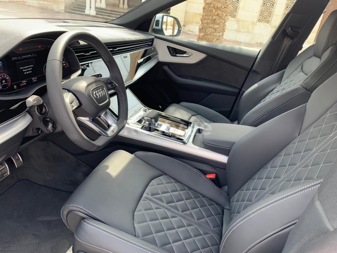 Audi Q8 (Blanco), 2020 para alquiler en Dub&aacute;i