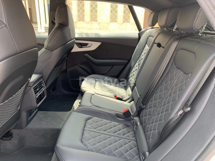 Audi Q8 (Blanco), 2020 para alquiler en Dub&aacute;i