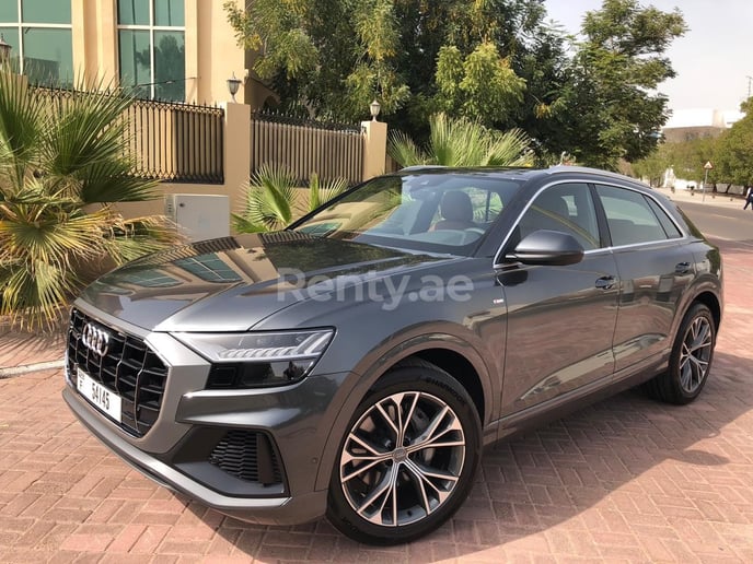 Audi Q8 (Blanco), 2020 para alquiler en Dub&aacute;i