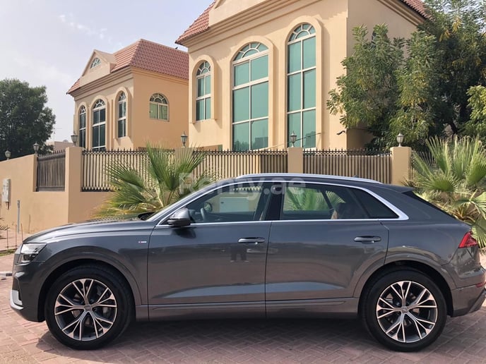 Audi Q8 (Blanco), 2020 para alquiler en Dub&aacute;i