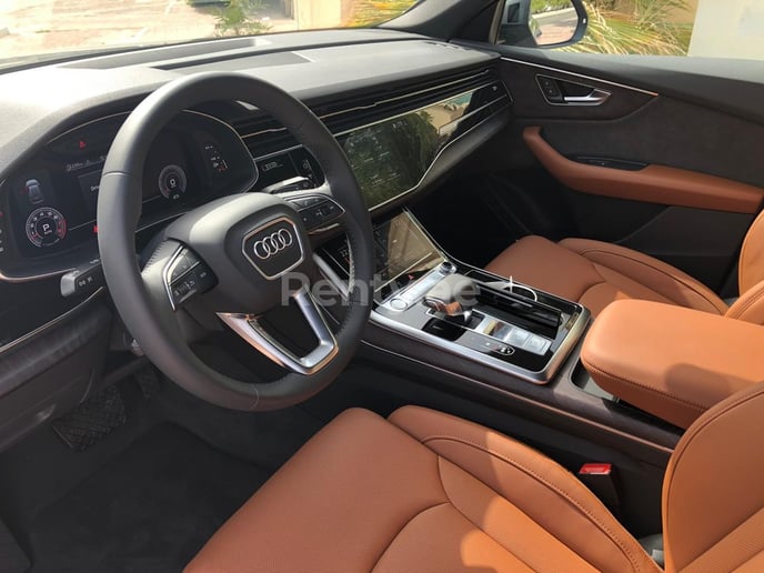 Audi Q8 (Blanco), 2020 para alquiler en Dub&aacute;i