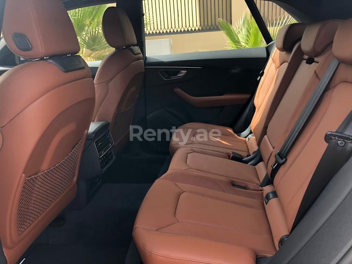 Audi Q8 (Blanco), 2020 para alquiler en Dub&aacute;i