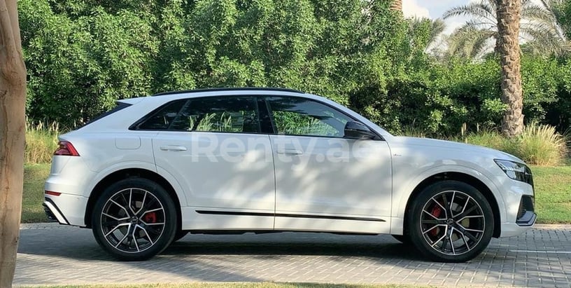 Audi Q8 (Blanco), 2020 para alquiler en Dub&aacute;i