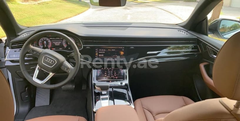 Audi Q8 (Blanco), 2020 para alquiler en Dub&aacute;i