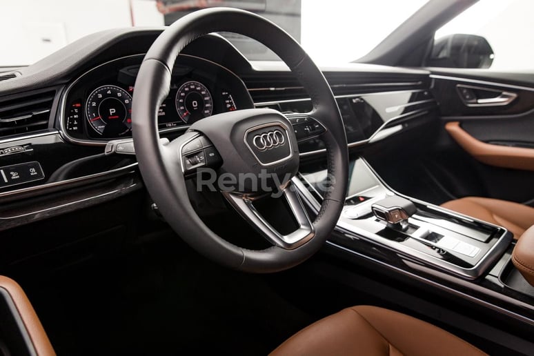 Audi Q8 (Blanco), 2020 para alquiler en Dub&aacute;i