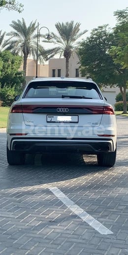 Audi Q8 (Blanco), 2020 para alquiler en Dub&aacute;i