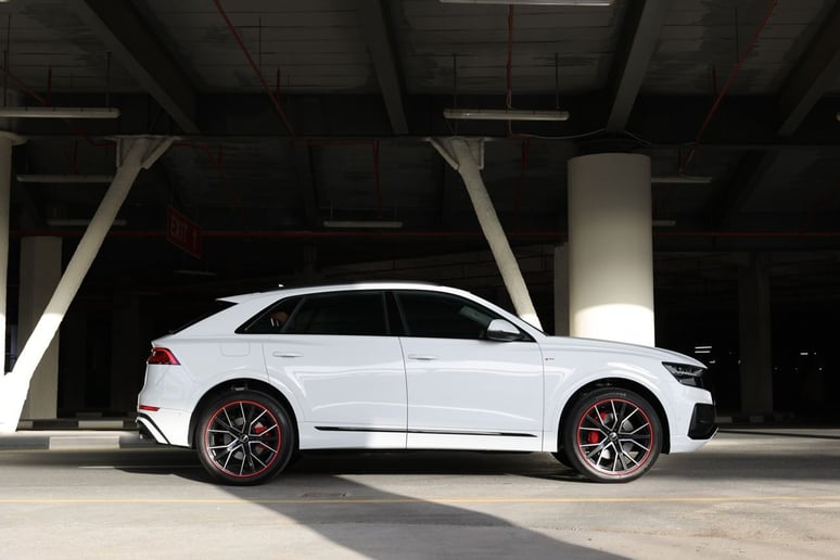 إيجار أودي Q8 55TFSI quattro (أبيض), 2022 في رأس الخيمة