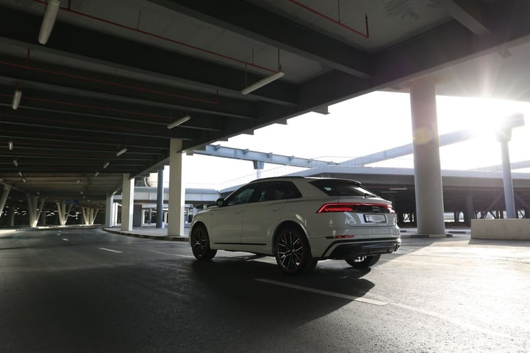 إيجار أودي Q8 55TFSI quattro (أبيض), 2022 في رأس الخيمة