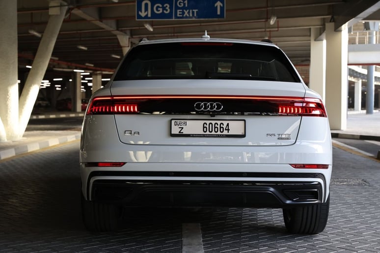 إيجار أودي Q8 55TFSI quattro (أبيض), 2022 في رأس الخيمة
