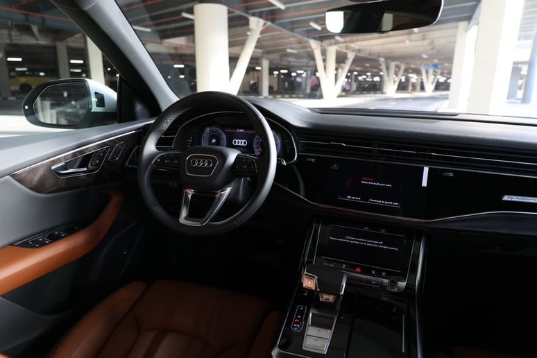 إيجار أودي Q8 55TFSI quattro (أبيض), 2022 في رأس الخيمة