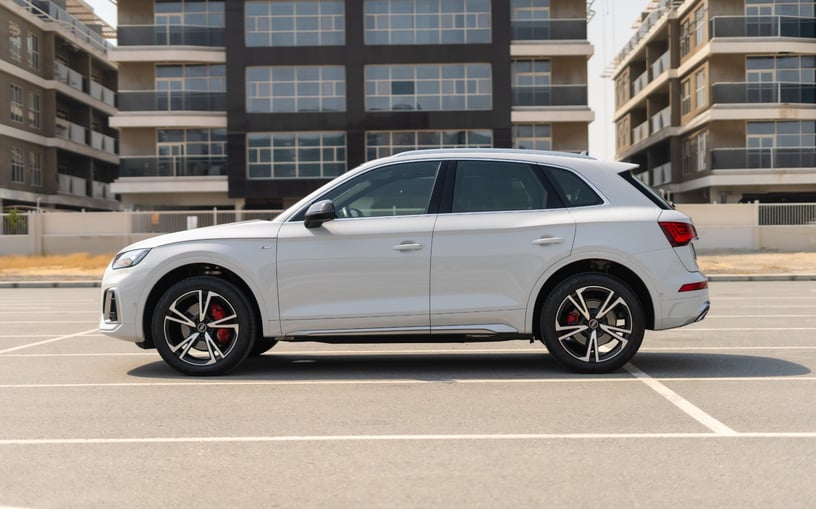 Audi Q5 (Bianca), 2024 in affitto a Sharjah