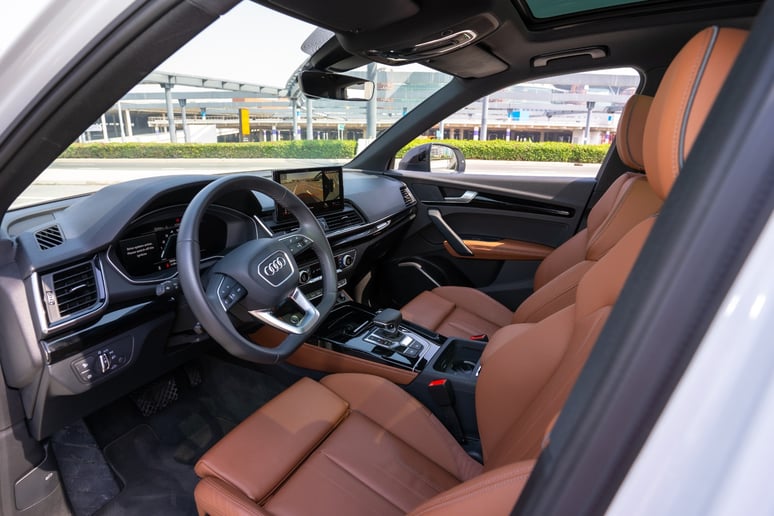 Audi Q5 (Bianca), 2024 in affitto a Sharjah