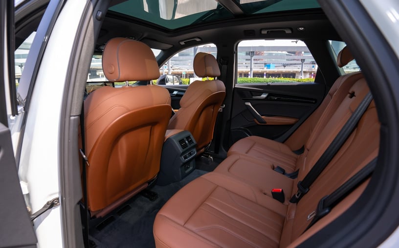 Audi Q5 (Bianca), 2024 in affitto a Sharjah