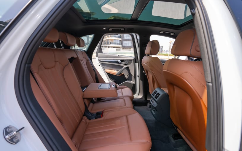 Audi Q5 (Bianca), 2024 in affitto a Sharjah