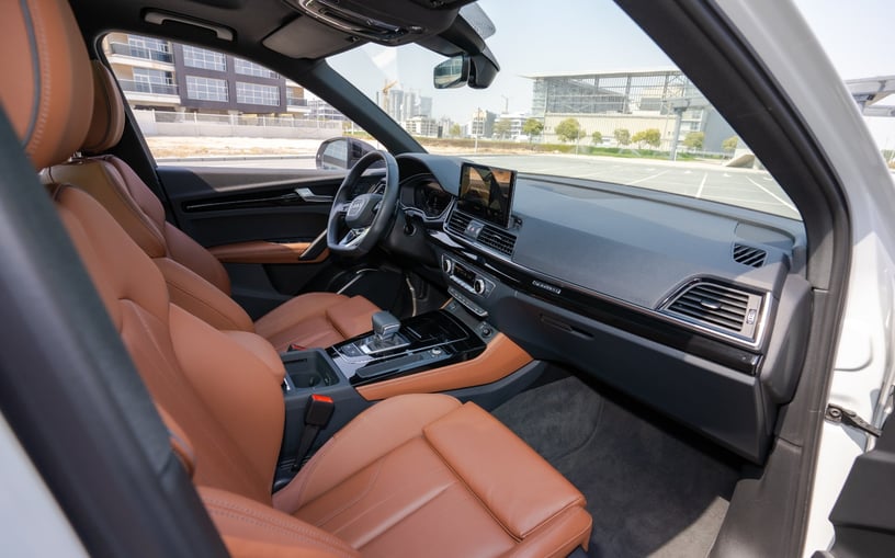 Audi Q5 (Bianca), 2024 in affitto a Sharjah