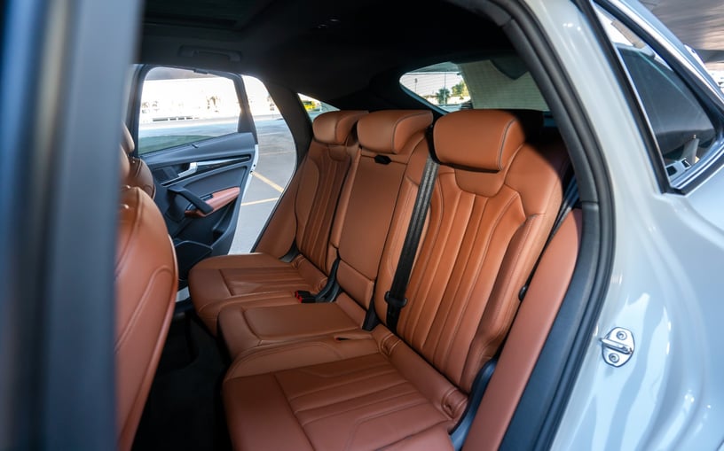 Audi Q5 Sportback (Blanco), 2025 para alquiler en Ras Al Khaimah