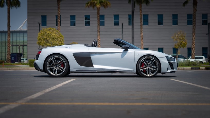 Audi R8 Spyder (Wei&szlig;), 2019  zur Miete in Abu Dhabi