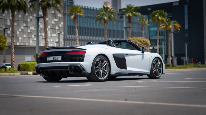 Audi R8 Spyder (Wei&szlig;), 2019  zur Miete in Abu Dhabi