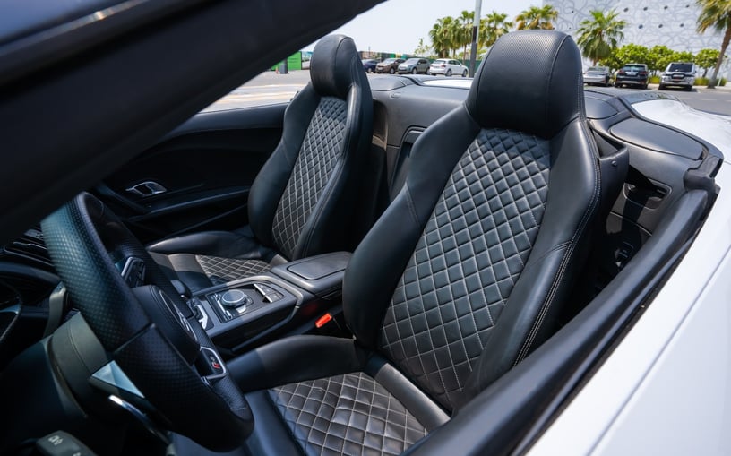 Audi R8 Spyder (Wei&szlig;), 2019  zur Miete in Abu Dhabi