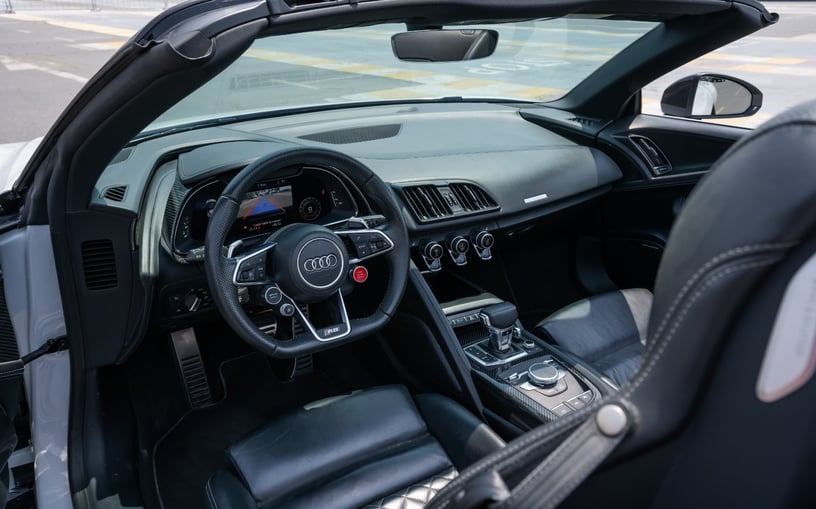 Audi R8 Spyder (Wei&szlig;), 2019  zur Miete in Abu Dhabi