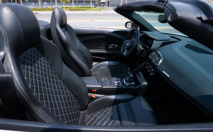 Audi R8 Spyder (Wei&szlig;), 2019  zur Miete in Abu Dhabi