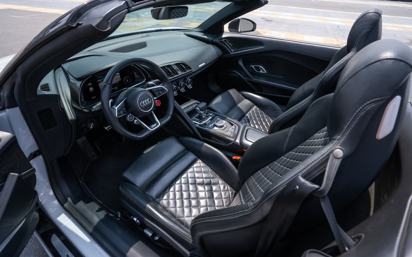 Audi R8 Spyder (Wei&szlig;), 2019  zur Miete in Abu Dhabi