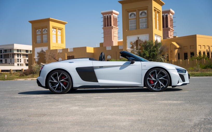 Audi R8 Spyder (Wit), 2024 te huur in Abu Dhabi